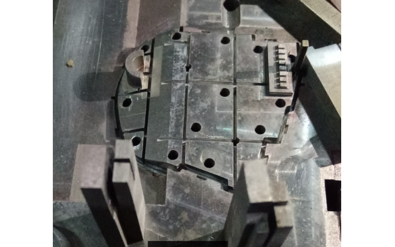 骨位多的模具， 務(wù)必要多下扁頂， 才能頂出平衡，深圳市模具廠經(jīng)驗(yàn)記錄