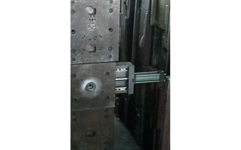 模具廠手上的油缸，原理簡(jiǎn)單，使用方便，便于使用！